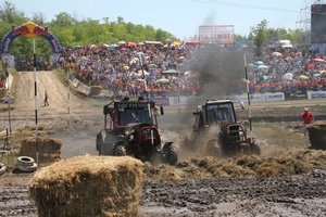 Безумие и отвага: в Ростовской области в XIV раз прошли единственные в России гонки на тракторах «Бизон-Трек-Шоу-2019»
